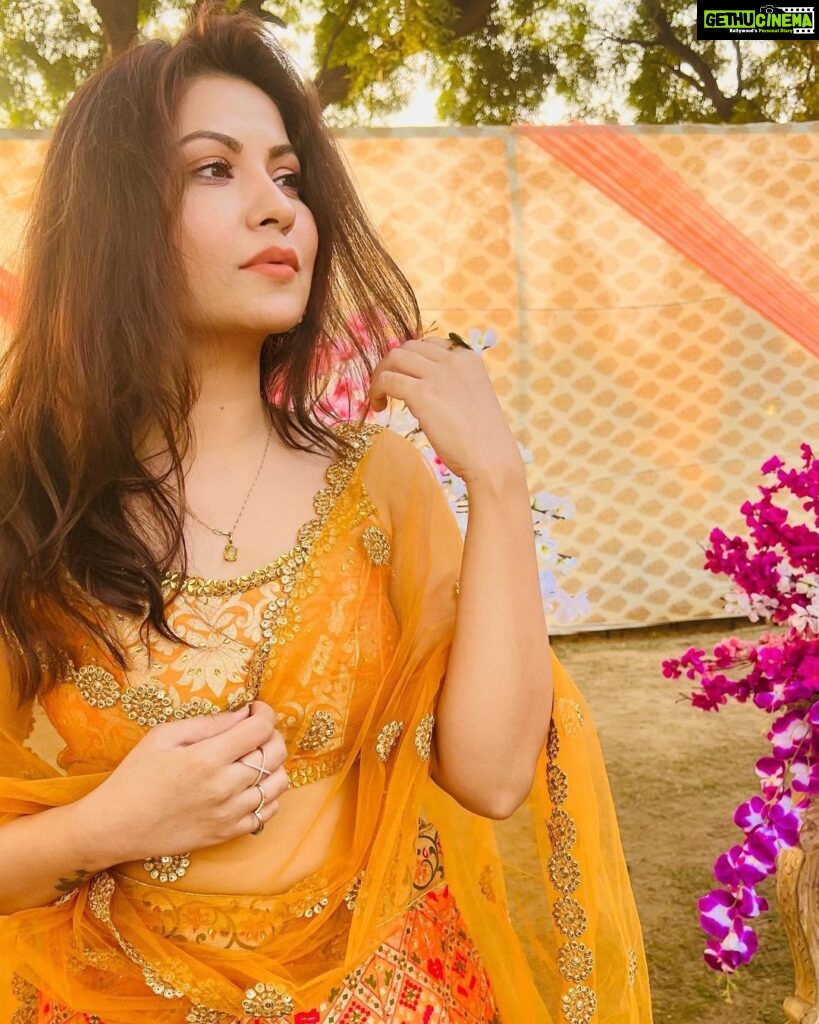 Geet Gambhir Instagram - ਸ਼ਾਯਦ ਓਹਨੂੰ ਵੀ ਪਿਆਰ ਵਾਲ਼ੀ ਮਹਿਕ ਜੇਹੀ ਆਵੇ, ਅਸੀਂ ਫੁੱਲਾਂ ਉੱਤੇ ਤਿਤਲੀ ਬਿਠਾਈ ਜਾਣ ਕੇ . . . . . . . . . . . . . #indianlook #indian #lehanga #yellow #sunshine #makeup #geetgambhir #shivoham #fashion #lifestyle #gratitude