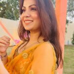 Geet Gambhir Instagram - ਸ਼ਾਯਦ ਓਹਨੂੰ ਵੀ ਪਿਆਰ ਵਾਲ਼ੀ ਮਹਿਕ ਜੇਹੀ ਆਵੇ, ਅਸੀਂ ਫੁੱਲਾਂ ਉੱਤੇ ਤਿਤਲੀ ਬਿਠਾਈ ਜਾਣ ਕੇ . . . . . . . . . . . . . #indianlook #indian #lehanga #yellow #sunshine #makeup #geetgambhir #shivoham #fashion #lifestyle #gratitude