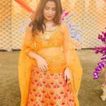 Geet Gambhir Instagram – ਸ਼ਾਯਦ ਓਹਨੂੰ ਵੀ ਪਿਆਰ ਵਾਲ਼ੀ ਮਹਿਕ ਜੇਹੀ ਆਵੇ,
ਅਸੀਂ ਫੁੱਲਾਂ ਉੱਤੇ ਤਿਤਲੀ ਬਿਠਾਈ ਜਾਣ ਕੇ 
.
.
.
.
.
.
.
.
.
.
.
.
.
#indianlook #indian #lehanga #yellow #sunshine #makeup #geetgambhir #shivoham #fashion #lifestyle #gratitude