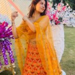 Geet Gambhir Instagram – ਸ਼ਾਯਦ ਓਹਨੂੰ ਵੀ ਪਿਆਰ ਵਾਲ਼ੀ ਮਹਿਕ ਜੇਹੀ ਆਵੇ,
ਅਸੀਂ ਫੁੱਲਾਂ ਉੱਤੇ ਤਿਤਲੀ ਬਿਠਾਈ ਜਾਣ ਕੇ 
.
.
.
.
.
.
.
.
.
.
.
.
.
#indianlook #indian #lehanga #yellow #sunshine #makeup #geetgambhir #shivoham #fashion #lifestyle #gratitude