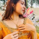 Geet Gambhir Instagram - ਸ਼ਾਯਦ ਓਹਨੂੰ ਵੀ ਪਿਆਰ ਵਾਲ਼ੀ ਮਹਿਕ ਜੇਹੀ ਆਵੇ, ਅਸੀਂ ਫੁੱਲਾਂ ਉੱਤੇ ਤਿਤਲੀ ਬਿਠਾਈ ਜਾਣ ਕੇ . . . . . . . . . . . . . #indianlook #indian #lehanga #yellow #sunshine #makeup #geetgambhir #shivoham #fashion #lifestyle #gratitude