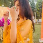 Geet Gambhir Instagram - ਸ਼ਾਯਦ ਓਹਨੂੰ ਵੀ ਪਿਆਰ ਵਾਲ਼ੀ ਮਹਿਕ ਜੇਹੀ ਆਵੇ, ਅਸੀਂ ਫੁੱਲਾਂ ਉੱਤੇ ਤਿਤਲੀ ਬਿਠਾਈ ਜਾਣ ਕੇ . . . . . . . . . . . . . #indianlook #indian #lehanga #yellow #sunshine #makeup #geetgambhir #shivoham #fashion #lifestyle #gratitude