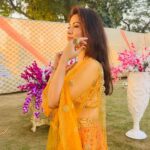 Geet Gambhir Instagram - ਸ਼ਾਯਦ ਓਹਨੂੰ ਵੀ ਪਿਆਰ ਵਾਲ਼ੀ ਮਹਿਕ ਜੇਹੀ ਆਵੇ, ਅਸੀਂ ਫੁੱਲਾਂ ਉੱਤੇ ਤਿਤਲੀ ਬਿਠਾਈ ਜਾਣ ਕੇ . . . . . . . . . . . . . #indianlook #indian #lehanga #yellow #sunshine #makeup #geetgambhir #shivoham #fashion #lifestyle #gratitude