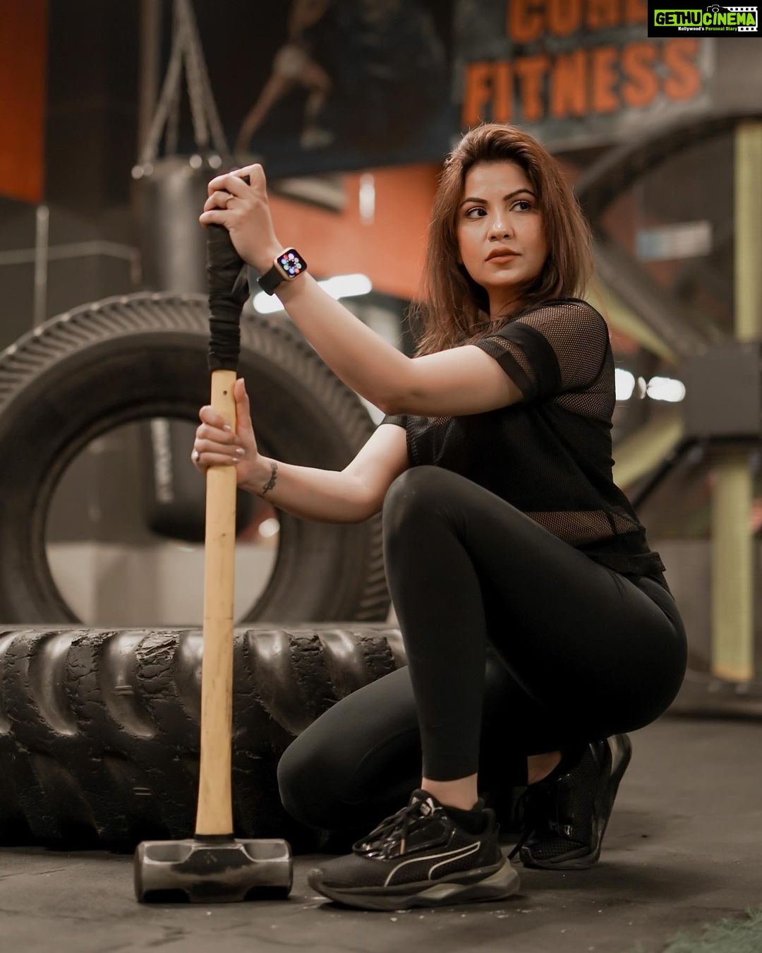 Geet Gambhir Instagram - Killer vibes, killer moves!! Training like a pro is simple with my #ForceX12s from @ptronindia βπΌππ»ββοΈπ§π»ββοΈβ‘ Track your pace & progress 24*7 with pTron's health suiteπ€© #StyleMeetsSmart #WearYourForce #pTronIndia #pTronEveryday #fitness #workout #gym #blackoutfit #glam #looks