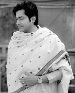 Gourab Roy Choudhary Instagram - রূপোর চাঁদ

অভ্যেসগুলো পুরনো হল,
হাসি খুঁজি পূর্ণিমার রাতে ।। 
সূর্য যতই বিদায় নিক,
রূপোর চাঁদ কিন্তু ঠিক আগলে রাখে ।। 

কত কোলাহল, 
কত ব্যস্ততা ।। 
একলা বসে আকাশ ছুুঁই, 
আমার গল্পগুলো নয় যে রূপকথার ।। 

মাঝে মাঝে ছায়া দেখি, 
সবটাই যে কাল্পনিক ।। 
মাঝে মাঝে তোমায় যে খুঁজি, 
আজকাল হয়েছি একটু বোরিং দার্শনিক ।। 

চাঁদ যখন পুব আকাশে, 
শুকতারাও ভোরে হাই বলে ।। 
সুখ যেন সবার জীবনে, 
আকাশ থেকে ঝরে পড়ে ।। 

রাত্রি শেষে ভোর হবে, 
আমার কথা এবার শেষ ।। 
জীবনটা যে রূপকথার নয়, 
আমার গল্পে আমি যে আছি বেশ ... আমি যে আছি বেশ ।। 

 
 ~~ গৌরব রায় চৌধুরী ~~