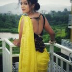 Gulki Joshi Instagram - खुदको इतना भी ना बचाया कर... बारिश आए..तो मेरे साथ भीग जाया कर.. @_mickey___17 @ladli_monica @sanjay_n_jaiswal @mi.nakshi181 #monsoonspecial #saree #baarish #yellow #gulkijoshi