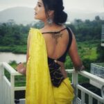 Gulki Joshi Instagram - खुदको इतना भी ना बचाया कर... बारिश आए..तो मेरे साथ भीग जाया कर.. @_mickey___17 @ladli_monica @sanjay_n_jaiswal @mi.nakshi181 #monsoonspecial #saree #baarish #yellow #gulkijoshi
