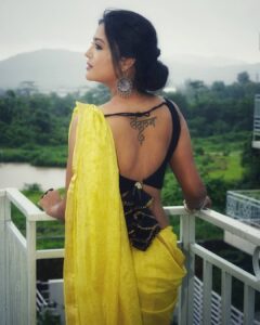 Gulki Joshi Instagram - खुदको इतना भी ना बचाया कर...
बारिश आए..तो मेरे साथ भीग जाया कर..

@_mickey___17
@ladli_monica
@sanjay_n_jaiswal
@mi.nakshi181

#monsoonspecial #saree #baarish #yellow #gulkijoshi