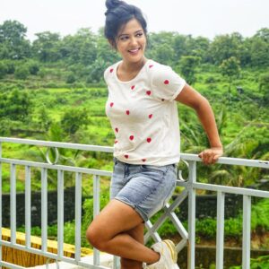 Gulki Joshi Instagram - मुस्कुराइए... आप जिंदा हैं । 💚💚 Makeup- @_mickey___17 Hair- @mi.nakshi181 Styled by- @ladli_monica Photographer- @sanjay_n_jaiswal #मौसम #zindagi #khushi #peace #gulkijoshi