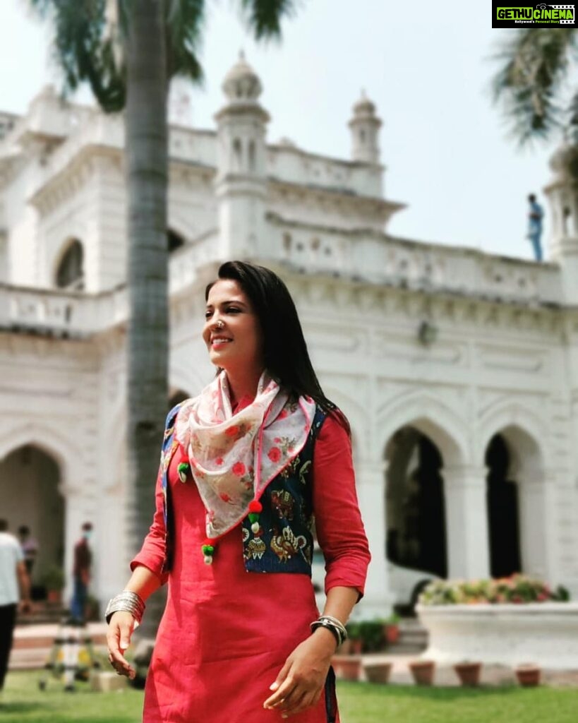 Gulki Joshi Instagram - मुस्कुराइए आप लखनऊ में हैं।❤️❤️ Thanks @suveera.swetesh.stylist U always make me pretty ❤️. . #lucknow #shootmode #enjoy