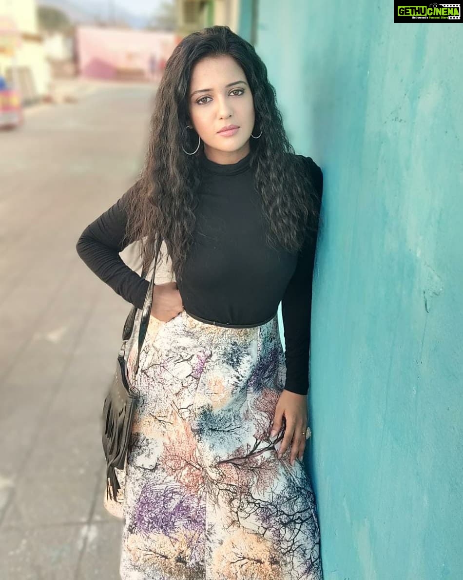 Gulki Joshi Instagram - Your attitude will determine your altitude!😊 . . #haseenamalik #maddamsir #shootmode #breaks #photooftheday