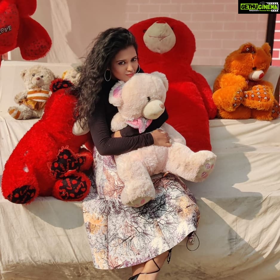 Gulki Joshi Instagram - Aren't they cute?????❤️❤️ . . #teddybear #love #shootmode