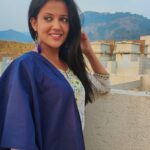 Gulki Joshi Instagram – जीने का बस यही अंदाज़ रखो, जो तुम्हे ना समझे उसे नजरअंदाज करों।
.
#सोच #विचार #ज़िन्दगी #खुशियाँ