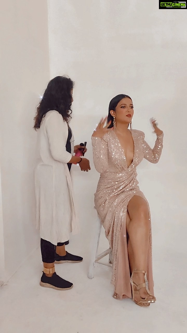 Gulki Joshi Instagram - Behind the scenes #bts #btsvideos #photoshoot #reels #withmyteam #funtime #reelkarofeelkaro #gulkijoshi #behindthescenes #shooting