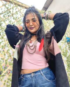 Gulki Joshi Instagram - Photo blast !!! U already know how much I loved this look !!!
Thankyou 
@_mickey___17
@priti123605
@itsreal_pg

Keep watching #Maddamsir only on #sonysab 

#hippiestyle #retro #newlook #funlook #haseenamallik #itsme #trending #picoftheday