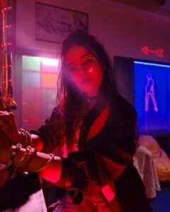 Gulki Joshi Instagram - Photo blast !!! U already know how much I loved this look !!!
Thankyou 
@_mickey___17
@priti123605
@itsreal_pg

Keep watching #Maddamsir only on #sonysab 

#hippiestyle #retro #newlook #funlook #haseenamallik #itsme #trending #picoftheday