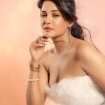 Gulki Joshi Instagram - Be yourself, but always your better self✨ @suveera.swetesh.stylist @artographybysagar @_mickey___17 @kanizfatima_hairstylist @33rainbows.in #beyourself #monday #gulkijoshi #backtowork #photoshoot #instamood #postoftheday #instaphoto #explorepage #instagram #sabtv #maddamsir