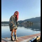 Gurbani Judge Instagram - But do you know what it feels like to be hugged by the sun? 🇮🇹☀️🎶🦆🥖🫖 🍕 #🇮🇹 #frizzante #sunshineLife ‘…cz ’ - mk.gee 🎶 Orta San Giulio