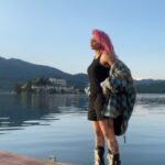 Gurbani Judge Instagram - But do you know what it feels like to be hugged by the sun? 🇮🇹☀️🎶🦆🥖🫖 🍕 #🇮🇹 #frizzante #sunshineLife ‘…cz ’ - mk.gee 🎶 Orta San Giulio