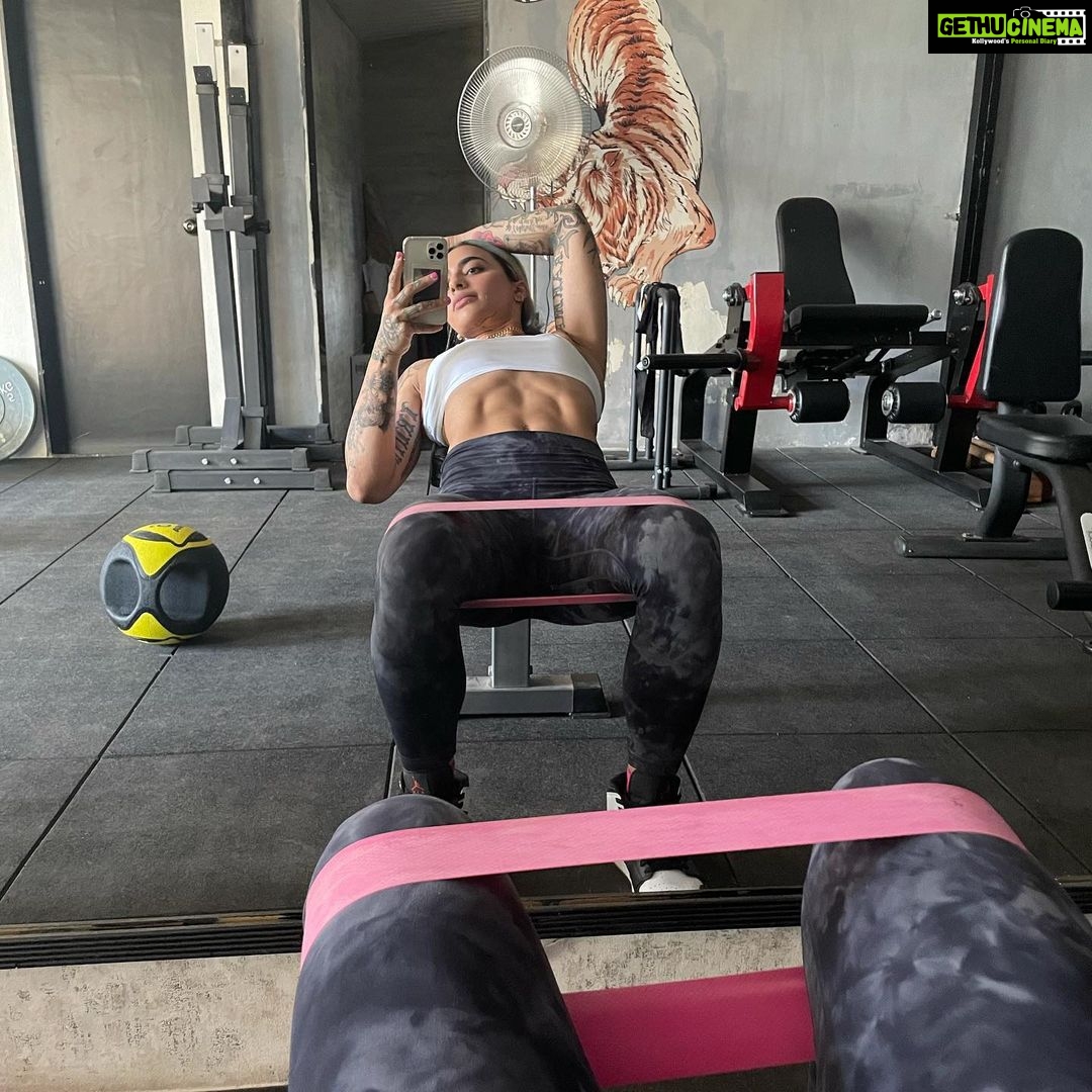 Gurbani Judge Instagram - Countdown to start shoot T -4days. So rdy. All these gains coming to more screens near you soon, lmao. #ibeworkingonmyfitness #idontneedhimtobemyWitness #TRUTH #π #loalife #gains #the2020gainsshiningThru #lesssgooo #umang3.0 #somanyabs #noneedtoflex #bieeeeee Mumbai, Maharashtra