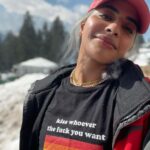 Gurbani Judge Instagram - Happy Love Day errbady! Kiss whoever, love whoever just remember to be respectful and CONSENT is the name of the game ♥️❄️🏔🏂🌻☀️ 🌈 #thisisnotadressrehersal #noretakesinLife #doitall #100 #loalife #fullsend #lovefromtheMountains #highestthisflaghaseverbeen? #altitudeee Gulmarg