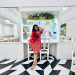 Hasini Anvi Instagram - Red roses and fine poses 😉❤️. #hasinianvi Beluga