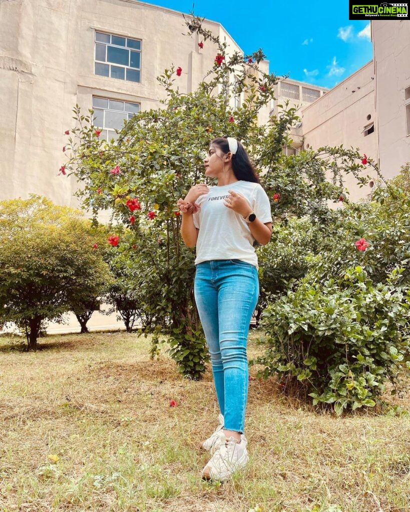 Hasini Anvi Instagram - Skies of blue.☁️✨ #hasinianvi ICFAI IFHE Deemed University Campus