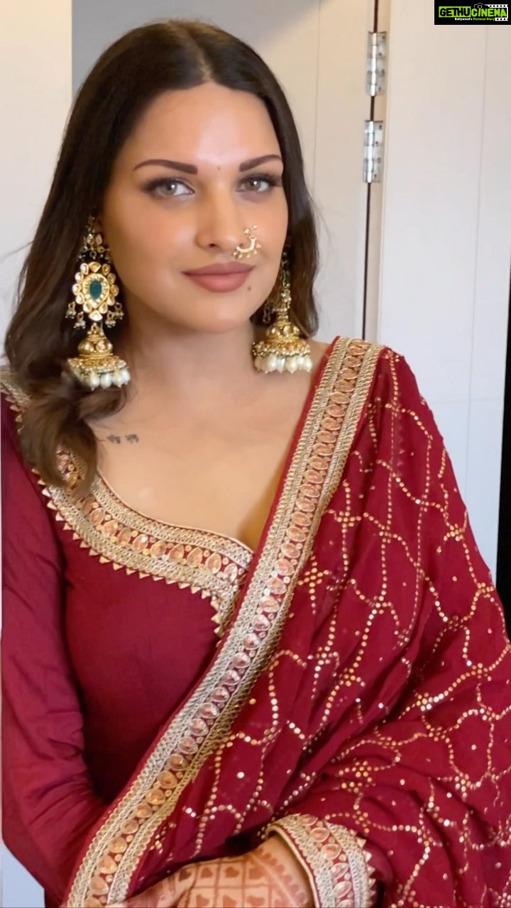 Himanshi Khurana Instagram - ❤️❤️ 👗 @poonamskaurture 💍 @urbanmutiyar 💅🏻 @binnysnail