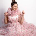 Himanshi Khurana Instagram – Anything possible with little sparkle n pink 💕

Outfit @jasminum.official 
Hair @hairbyramaartist 
📸 @himanshukhurana1