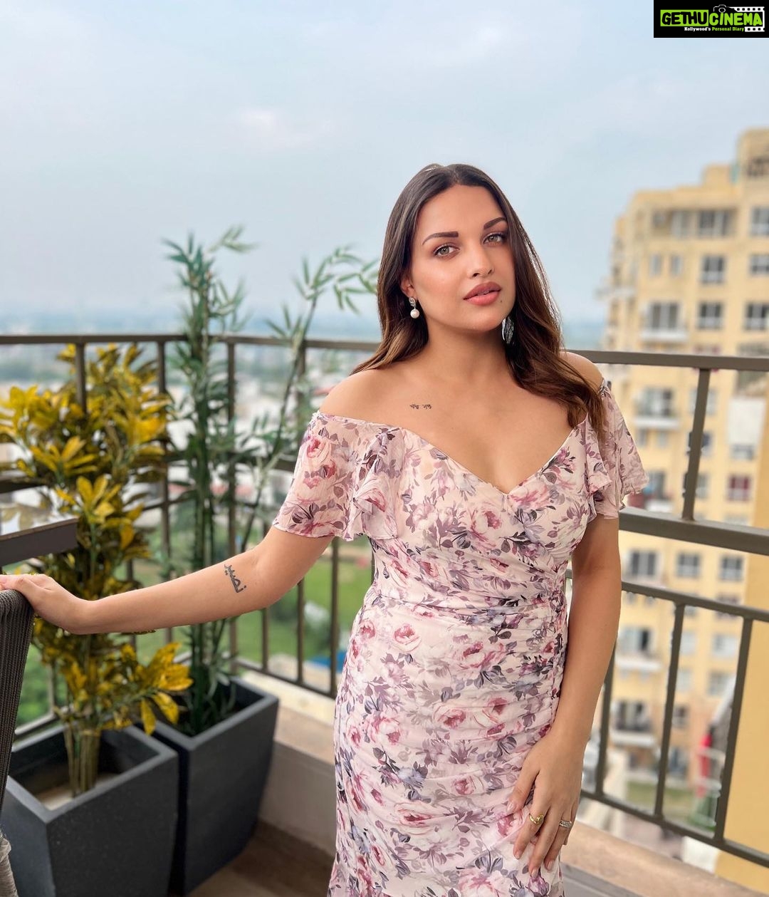 Himanshi Khurana Instagram - Talking to the moon 🌚