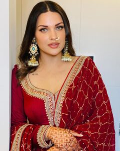 Himanshi Khurana Instagram - Roop ❤️❤️
@poonamskaurture 👗
💍 @urbanmutiyar