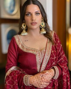 Himanshi Khurana Instagram - Roop ❤️❤️ @poonamskaurture 👗 💍 @urbanmutiyar