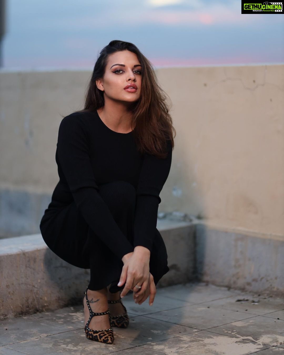 Himanshi Khurana Instagram - Waiting 🖤