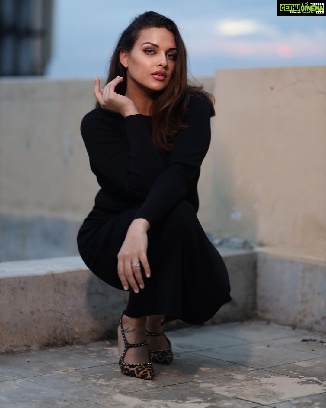 Himanshi Khurana Instagram - Waiting 🖤