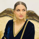 Himanshi Khurana Instagram - 🌟 Outfit @shrutkirtionline Earrings @amrelijaipur