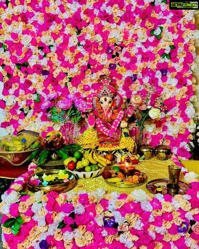 Himanshi Khurana Instagram - Happy Ganesh Chaturthi 🙏🙏