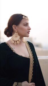 Himanshi Khurana Instagram - Outfit @shrutkirtionline Jewellery @urbanmutiyar Hair @ramahairsrtist 📸 @himanshukhurana1