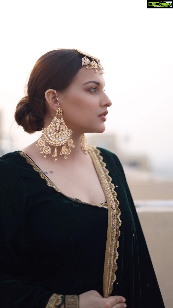 Himanshi Khurana Instagram - Outfit @shrutkirtionline Jewellery @urbanmutiyar Hair @ramahairsrtist 📸 @himanshukhurana1