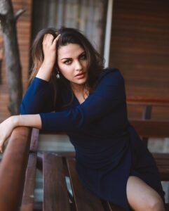 Himanshi Khurana Instagram -