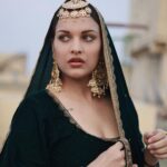 Himanshi Khurana Instagram –