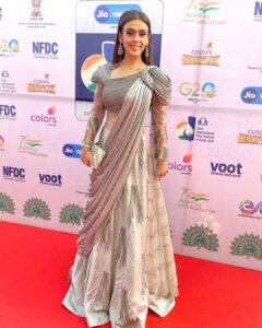 Hrishitaa Bhatt Instagram - Happy to be walking the red carpet at The International Film festival of India opening ceremony.
#iffigoa
.
.
.
Styled by- @stylebyriyajn
Outfit - @the_adhya_designer
Jewellery - @the_jewel_gallery
Clutch- @clutches_and_more
Make up & Hair by - @aasalonspagoa
Coordinated by - @moushumibanerji
.
.
.
.
#hrishithabhatt  #filmfestival  #bollywoodstar #bollywoodfashion #bollywoodactress #iffi #iffigoa #iffi2022 #bollywoodmovie #bollywoodfilm #filmfestival #redcarpet #redcarpetstyle #redcarpetlook  #iffi53goa #varundhawan #prasoonjoshi