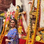Hrishitaa Bhatt Instagram - Served bhog at Durga Pujo. I have been doing this ritual since childhood. Love it .. feel truly blessed ❤️🙏🏻 . . . . . . #hrishitaabhatt #reel #reelsinstagram #reelitfeelit #reelkarofeelkaro #durgapuja #durgapujo #durgapuja2022