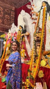 Hrishitaa Bhatt Instagram - Served bhog at Durga Pujo. I have been doing this ritual since childhood. Love it .. feel truly blessed ❤️🙏🏻 . . . . . . #hrishitaabhatt #reel #reelsinstagram #reelitfeelit #reelkarofeelkaro #durgapuja #durgapujo #durgapuja2022