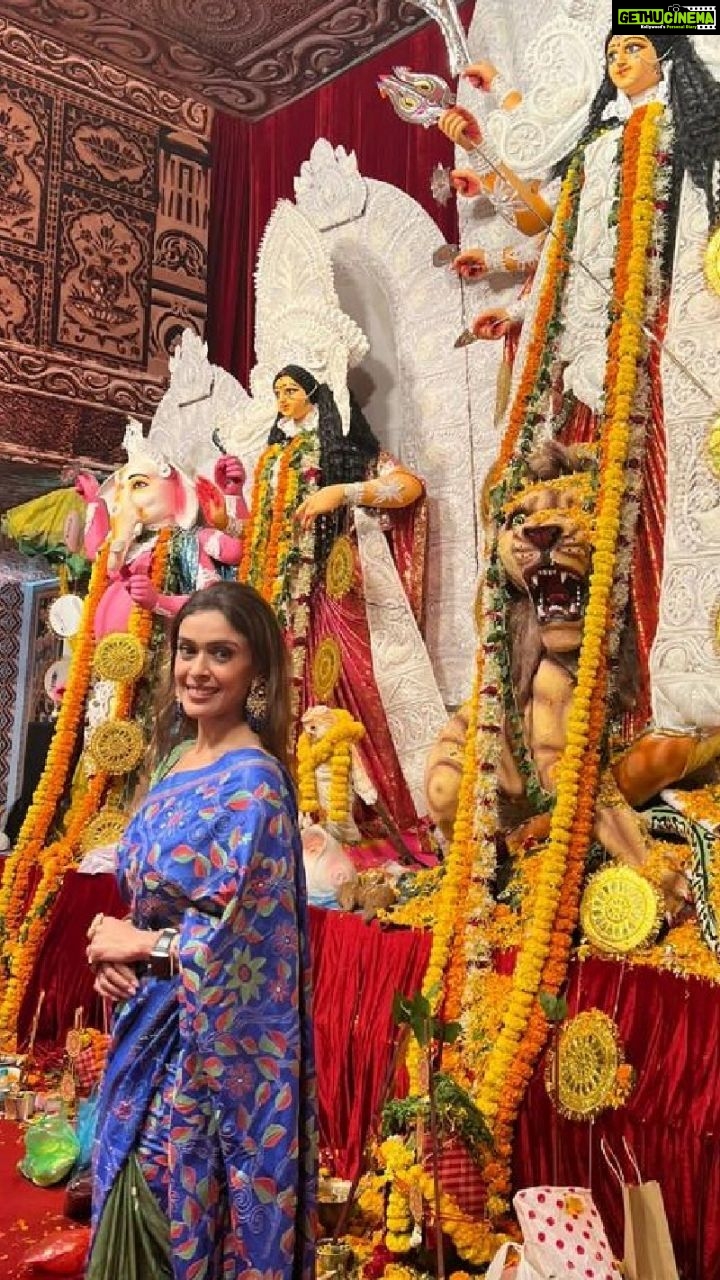 Hrishitaa Bhatt Instagram - Served bhog at Durga Pujo. I have been doing this ritual since childhood. Love it .. feel truly blessed ❤️🙏🏻 . . . . . . #hrishitaabhatt #reel #reelsinstagram #reelitfeelit #reelkarofeelkaro #durgapuja #durgapujo #durgapuja2022