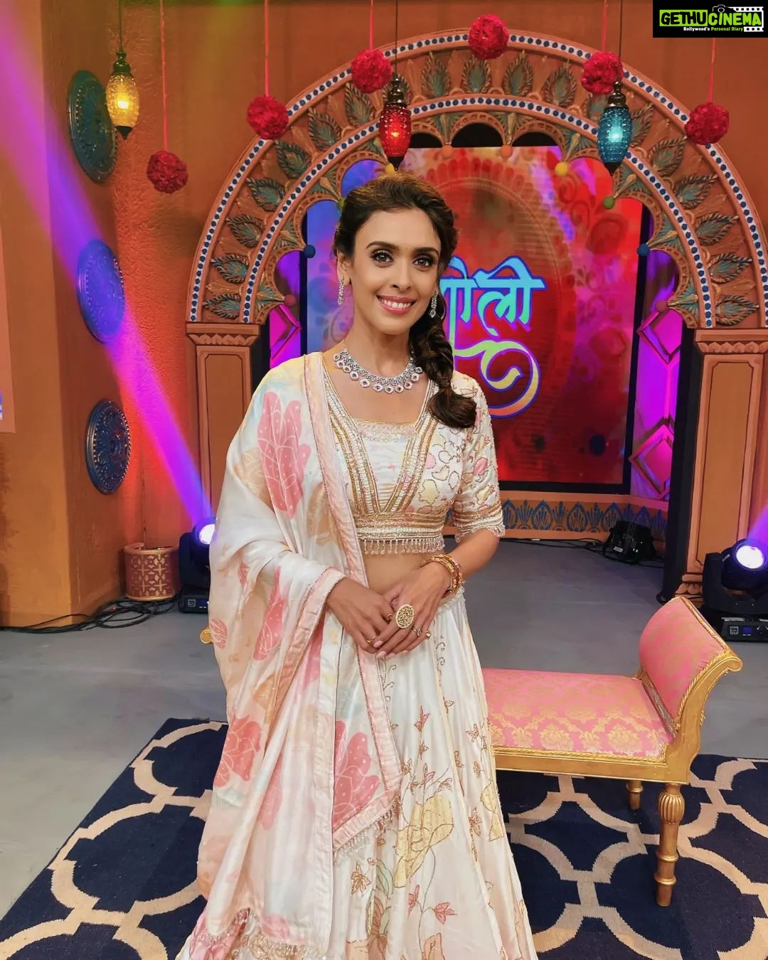 Hrishitaa Bhatt Instagram - Wishing everyone a beautiful and divine Navratri! May there be peace, prosperity, and love on this earth! Day 1 of #navratri2022 in White! . . . . Outfit- @khwahish_boutique_n_jewellery Jewellery - @shillpapuriidesignerjewellery Styled by @stylebyriyajn Assisted by- @moreprachi__ Coordinated by @moushumibanerji . . . . . #hrishitaabhatt #bollywoodactress #mumbaiinfluencer #mumbaiinstagrammers #mumbaidaily #mumbaigram #mumbaifashion #bollywoodfashion #bollywoodstyle #indianactress #glitz #glamourous #navratri #navratrispecial #white #navratrioutfit #navratrifestival