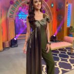 Hrishitaa Bhatt Instagram - Dont forget to watch the repeat telecast of #Rangoli Shabana Azmi and Kareena Kapoor special 11pm tonight on @ddnational @ddnationalrangoli . . Outfit- SN Contemporary × TLM Consultancy Jewellery - Shillpa Puri & Mirana by Megha × Affiliates PR Coordinated by- Moushumi Banjerjee Styled by- Riya Jain Assistant Styling - Prachi More . . . . . . . #hrishitaabhatt #bollywoodactress #mumbaiinfluencer #mumbaiinstagrammers #mumbaidaily #mumbaigram #mumbaifashion  #bollywoodfashion #bollywoodstyle #indianactress #glitz #glamourous #greenoutfit #alldressedup #fashioninspiration #lookoftheday #ddnational #ddnationalrangoli #rangoli