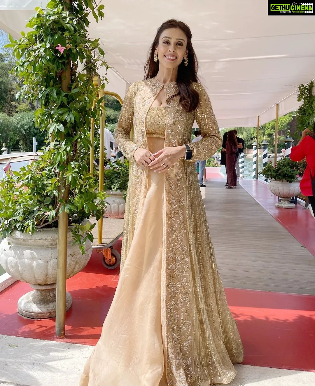 Hrishitaa Bhatt Instagram - Got the golden glow in Venice ⭐️❤️ . . . Outfit by @couturebyniharika Styled by @stylebyriyajn Coordinated by @moushumibanerji . . . . #hrishithabhatt #venicefilmfestival #venicefilmfestival2022 #venice #festivaldivenezia #venezia2022 #filmfestival #biennalecinema2022 #festivaldelcinemadivenezia #festivaldelcinema #bollywoodstar #bollywoodfashion #bollywoodactress #internationalfilmfestival #indianactress #fashioninspiration #sareeinspiration