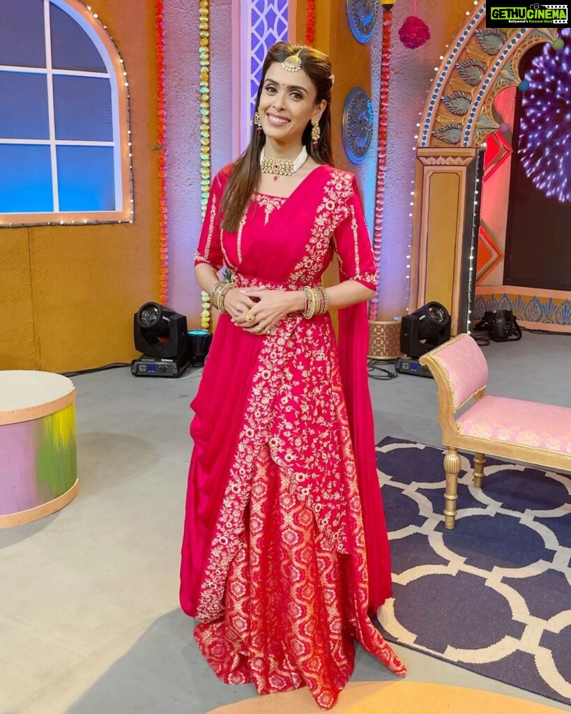 Hrishitaa Bhatt Instagram - Celebrating the last day of #navratri2022 in pink!! . . . Outfit- @indranisilk @indraniofficial Jewellery - @shagnaofficial × @mediatribein Styled by @stylebyriyajn Assisted by- @moreprachi__ Coordinated by @moushumibanerji . . . . . . #hrishitaabhatt #bollywoodactress #mumbaiinfluencer #mumbaiinstagrammers #mumbaidaily #mumbaigram #mumbaifashion  #bollywoodfashion #bollywoodstyle #indianactress #glitz #glamourous #navratri #navratrispecial #navratrioutfit #navratrifestival #pink