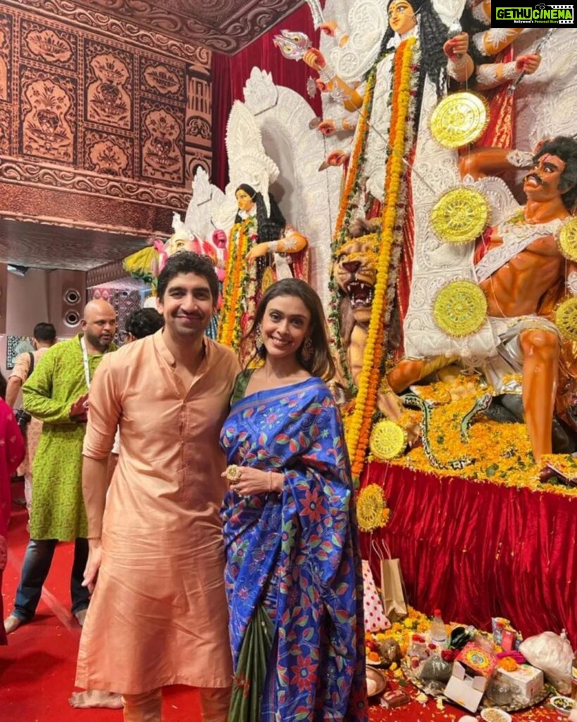 Hrishitaa Bhatt Instagram - Enjoying the colourful occasion of Durga Puja with the Mukherjees. Let the festive spirit embrace you and your dear ones on this special occasion. . . . . . . #hrishitaabhatt #bollywoodactress #mumbaiinfluencer #mumbaiinstagrammers #mumbaidaily #mumbaigram #mumbaifashion  #bollywoodfashion #bollywoodstyle #indianactress #glitz #glamourous #navratri #navratrispecial #navratrioutfit #navratrifestival #durgapuja2022 #durgapujo #durgapuja #ranimukherjee #ayanmukerji
