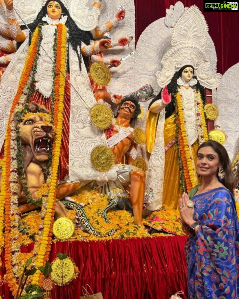 Hrishitaa Bhatt Instagram - Enjoying the colourful occasion of Durga Puja with the Mukherjees. Let the festive spirit embrace you and your dear ones on this special occasion. . . . . . . #hrishitaabhatt #bollywoodactress #mumbaiinfluencer #mumbaiinstagrammers #mumbaidaily #mumbaigram #mumbaifashion  #bollywoodfashion #bollywoodstyle #indianactress #glitz #glamourous #navratri #navratrispecial #navratrioutfit #navratrifestival #durgapuja2022 #durgapujo #durgapuja #ranimukherjee #ayanmukerji